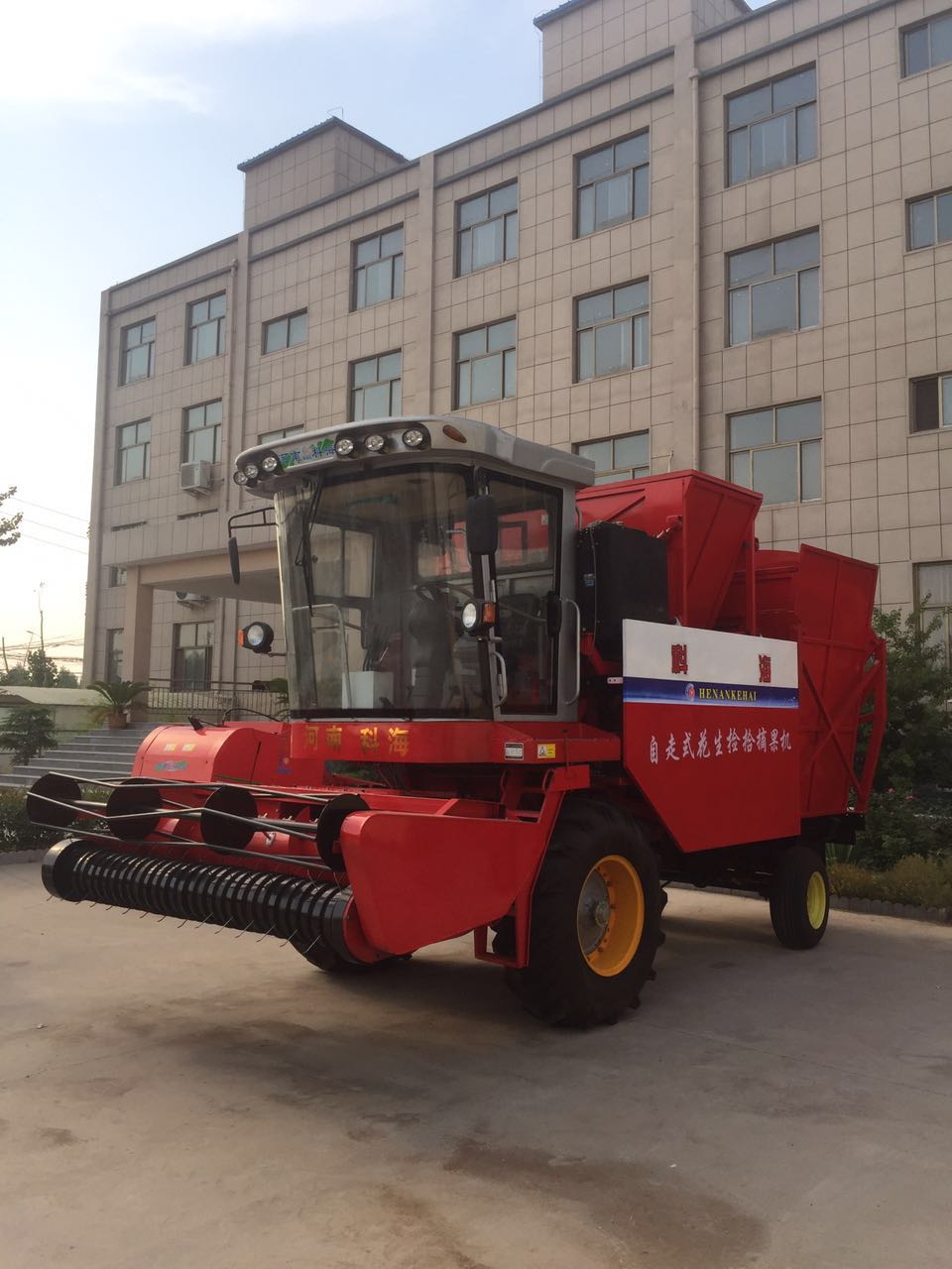 熱烈祝賀“科海廷自走式花生撿拾摘果機”示驗示范圓滿成功