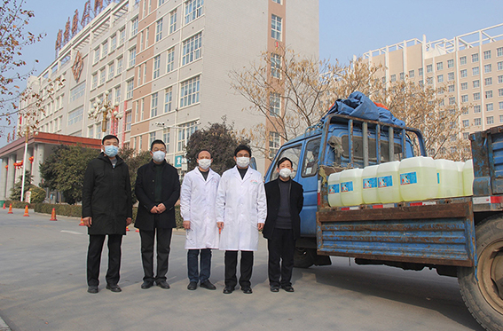 王總和李經理等同事將購買的一批84消毒液送往內黃縣人民醫院 - 副本