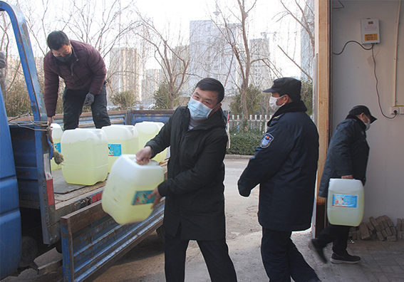 李經理和同事把消毒液分送各大住宅小區，讓他們對電梯進行消毒，